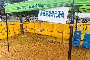 点赞？成都蓉城昨日比赛赛后，现场球迷自发组织清理看台垃圾